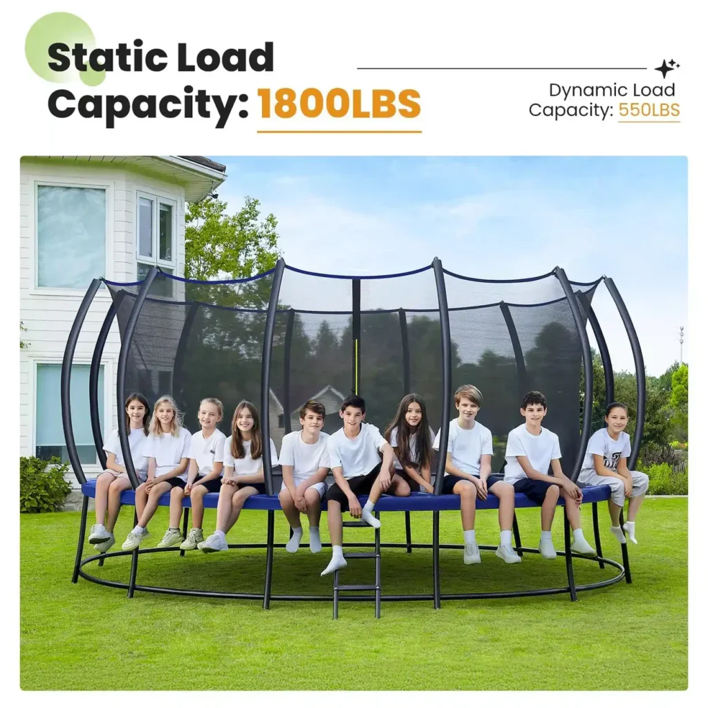 Trampolim, cama eslastica com dez crianças de idades diferentes sentadas.