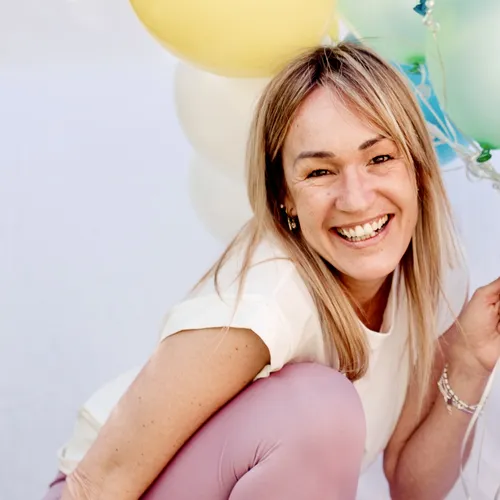 mulher loira sorrindo