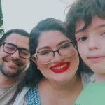 Família sorridente reunida ao ar livre, transmitindo alegria e união — um momento perfeito para se divertir com jogos de tabuleiro.