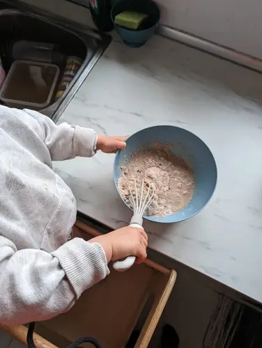 criança a fazer um bolo