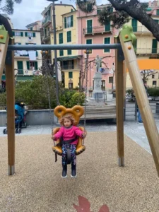menina no balanço em um parquinho