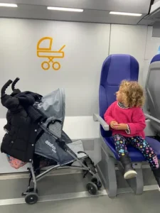 criança dentro de um trem olhando para o lado