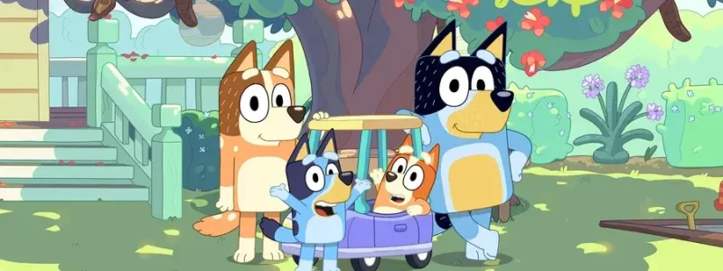 A família Heeler do desenho animado Bluey está no quintal em frente à casa. Bluey e Bingo estão dentro de um carrinho de brinquedo, enquanto Bandit e Chilli sorriem ao lado deles. Árvores com flores vermelhas e a varanda da casa aparecem ao fundo.